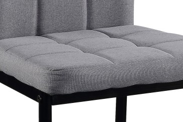 Conjunto de 4 cadeiras estofadas em elegante tecido cinzento claro e estrutura metálica robusta.