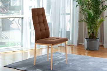 Conjunto de 4 cadeiras estofadas num elegante tecido bege e com uma estrutura metálica robusta.