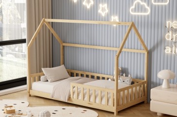 Original cama infantil de color roble con forma de cabaña